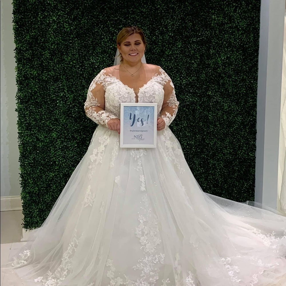 Never worn or altered Essence of Australia wedding gown